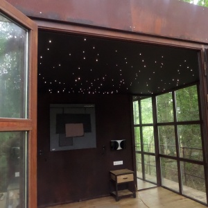 cabane perchée, ciel étoilé