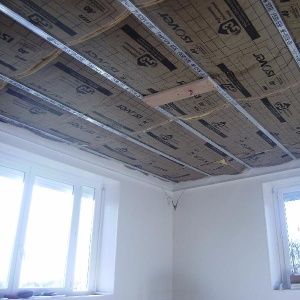 isolation sous plafond avant pose d'un plafond tendu