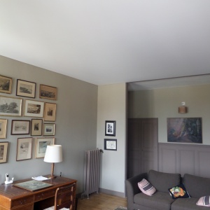 PLAFOND BLANC MAT lisses invisibles - à l'origine un plafond sur lattis fissuré, tordu et trés haut. La pose d'un plafond tendu s'est avéré la solution rapide propre et durable.
