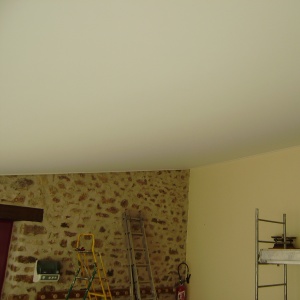 réfectoire correction acoustique - correction acoustique dans une cantine scolaire : pose d'un plafond acoustique + laine de verre.