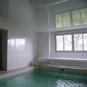 piscine - Grace à sa composition le plafond tendu est insensible aux émanations de chlore et autres milieux humides.